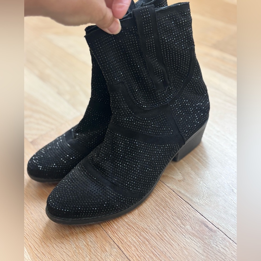 Mid-Heel Black Ankle Boots with Sparkling Rhinestones – Western Chic”